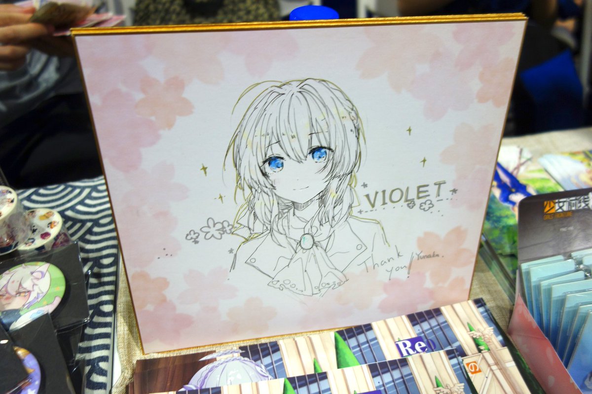 ShibusawaRocket's tweet photo. 頒布されてたサークル様のブースにあった、バイオレットちゃんの色紙。かわいい。 #ComicUp22 https://t.co/M9GLyLTmQE