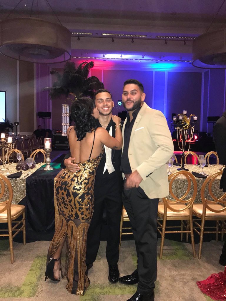 JavierCorrea25's tweet photo. Prom night🕴🏼 https://t.co/MDKf9TR8pt