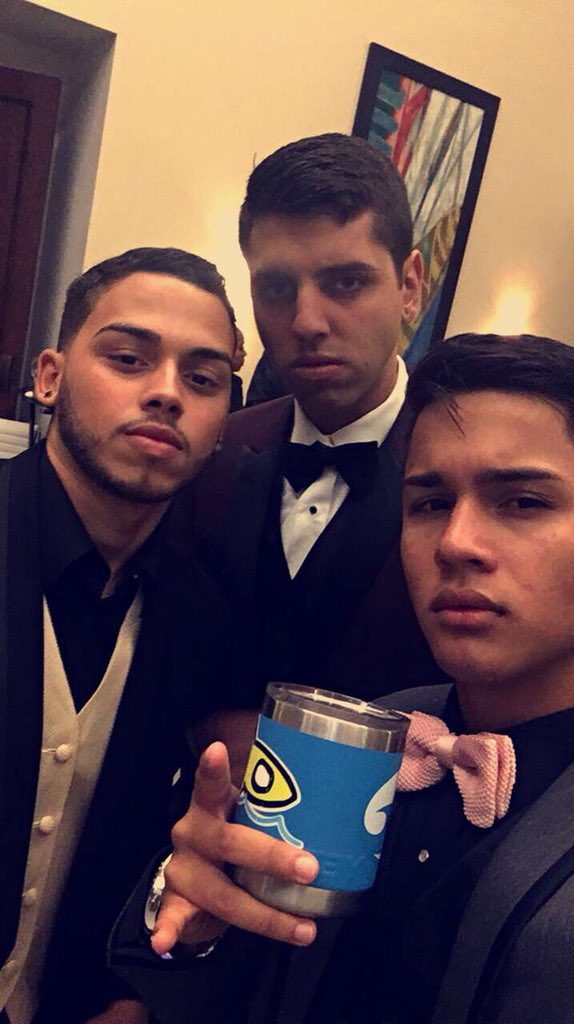 JavierCorrea25's tweet photo. Prom night🕴🏼 https://t.co/MDKf9TR8pt