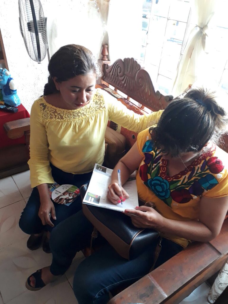 EnmpriT's tweet photo. Mujeres Enmpri enseñando a jóvenes de Tapachula,las propuestas de nuestro candidato Pepe Meade #AvanzandoContigo #YoMera @JoseAMeadeK @JuarezCisneros @HildaFloresE @Pospital @OnmpriNacional @ralbores https://t.co/trvnsdETEf