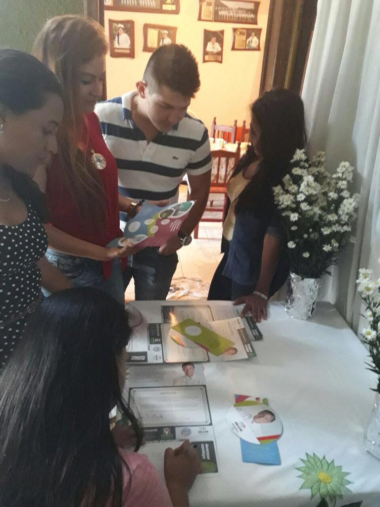 EnmpriT's tweet photo. Mujeres Enmpri enseñando a jóvenes de Tapachula,las propuestas de nuestro candidato Pepe Meade #AvanzandoContigo #YoMera @JoseAMeadeK @JuarezCisneros @HildaFloresE @Pospital @OnmpriNacional @ralbores https://t.co/trvnsdETEf