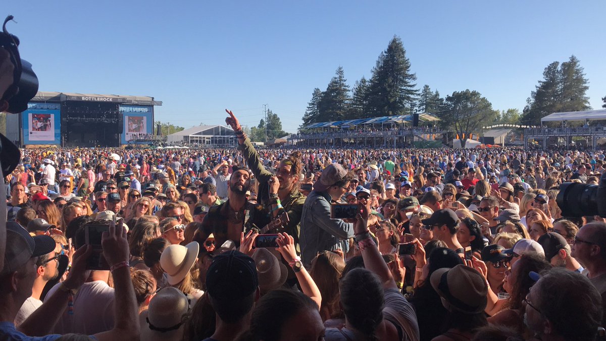 Who needs a stage?! <a href="/magicgiant/">MAGIC GIANT</a> just took this #JaMSession into the crowd! 😍🎵 <a href="/BottleRockNapa/">BottleRock Napa</a> #BottleRock #magicgiant