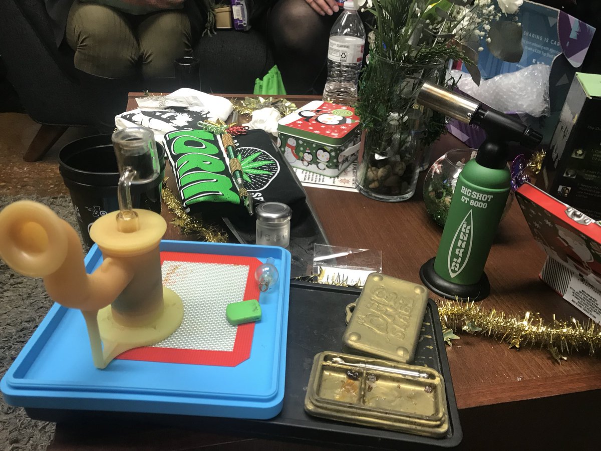 DabSlabzSquad's tweet photo. Time to take it easy #positivevibesallaround #sundaysesh #terpines #Shatter #eveningsesh #dabslabz #THC #CBD #DabbersDaily #dablife #dabsallday #DTFO #dabbedout #seventen #thcacrystalline #Fuego #dabaholic #dabadoo #Dabbin #extracts #710 #liveresin #chilltime #ilovedabs #adab https://t.co/Z2H7jVp52C