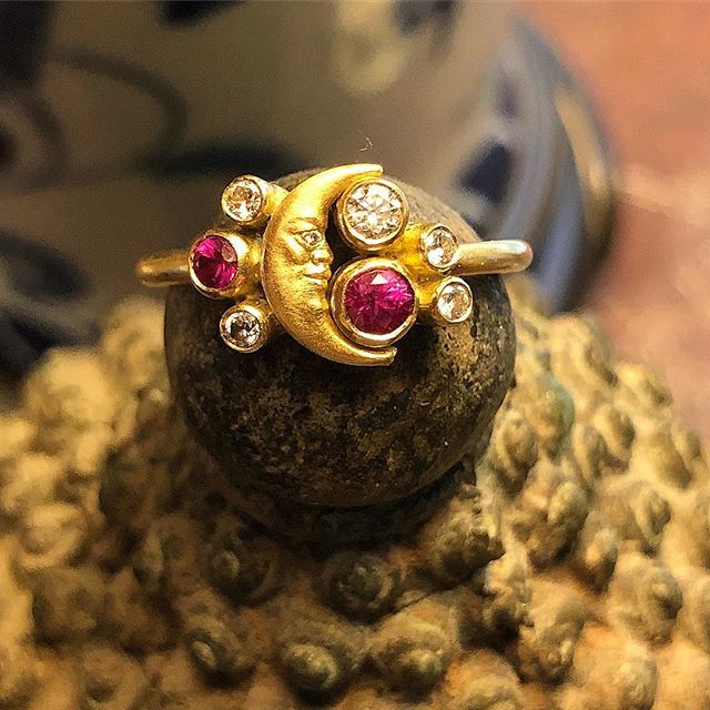 AnthonyLent's tweet photo. ✨🌜❤️🌛✨
.
.
.
#luxurywithaface #jewelryaddict #showmeyourrings #lovegold #crescentmoon #moonface #celestial #sapphire #diamond #ringsofinstagram https://t.co/NQEw8p3Fwx