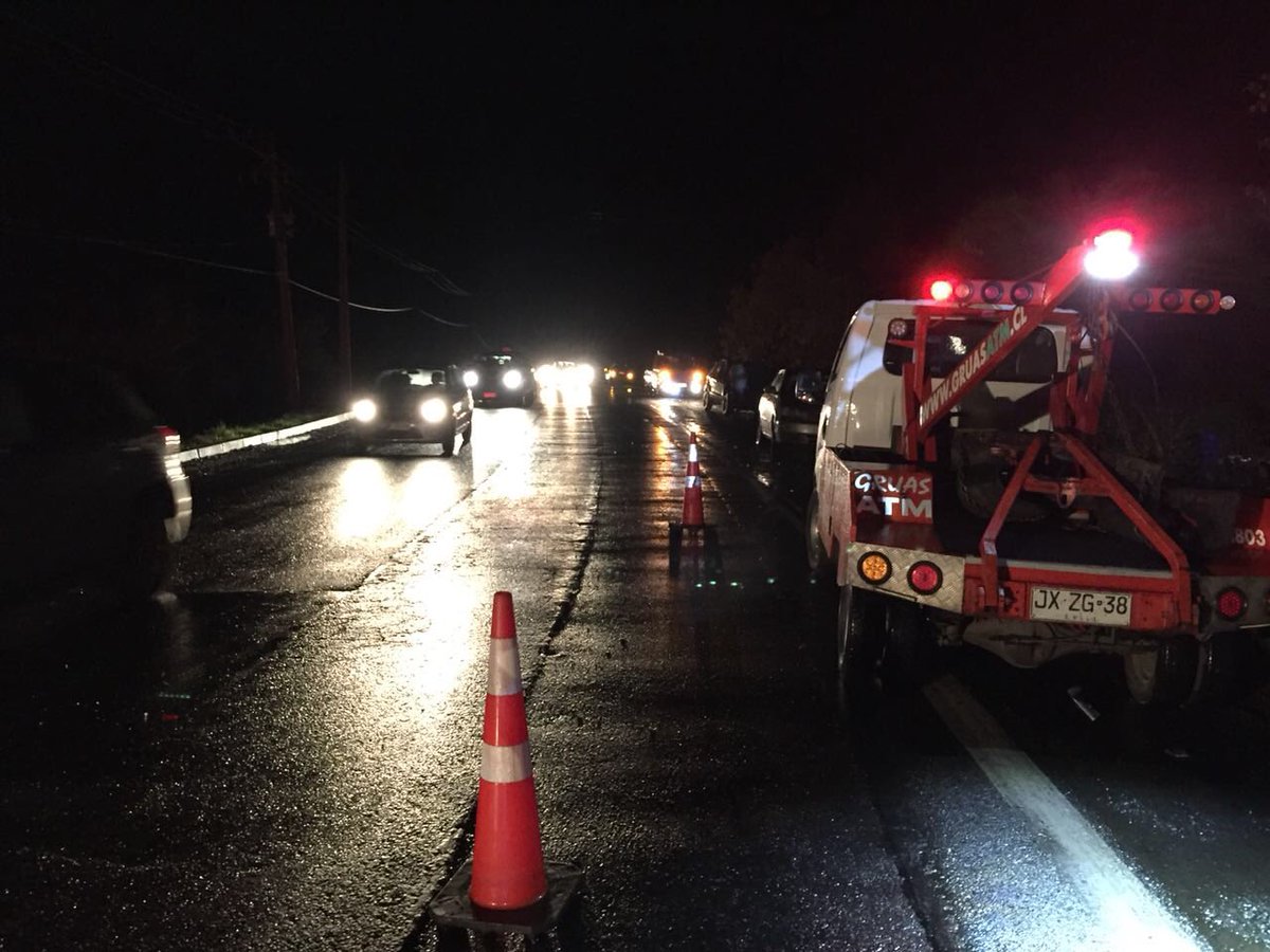 T13Concepcion's tweet photo. Al menos 4 personas debieron ser inmovilizadas y trasladadas al Hospital Regional de #Concepción, tras accidente que involucró a 4 vehículos en el kilómetro 10 de la Ruta de la Madera, entre San Pedro de la Paz y Santa Juana. Precaución, tránsito comienza a normalizarse. https://t.co/RyJv2hHNnk