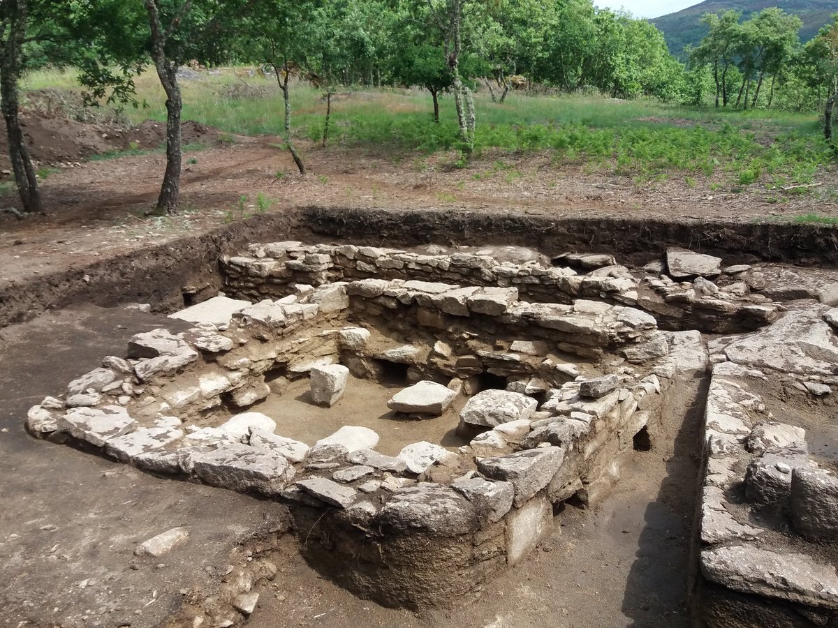 limiator's tweet photo. Un fermoso percorrido ata o Outeiro do Castro ou o #CastrodaAcea (#XunqueiradeAmbia #BañosdeMolgas #Ourense) para ver o devanceiro dos nosos canastros ou #hórreos @apatrigal @patrimoniogal @magago #castro #Galaicos #xacementocastrexo https://t.co/b4d78KKha0