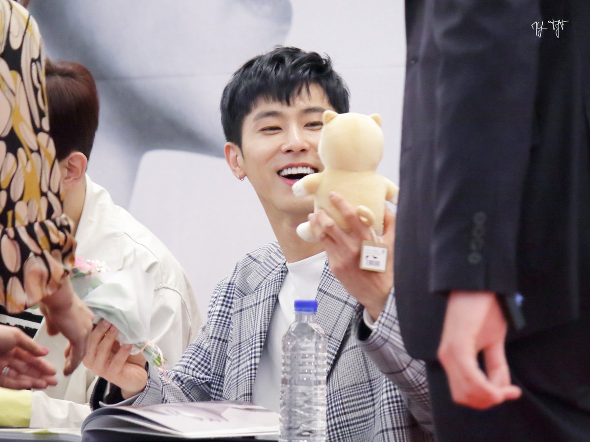 MY_TJF's tweet photo. 180404 하남 팬싸인회 2 귀염뽀짝 하고 싶은거 다 해ㅠㅠㅠ #유노윤호 #정윤호 https://t.co/hL1MK2L7Hj