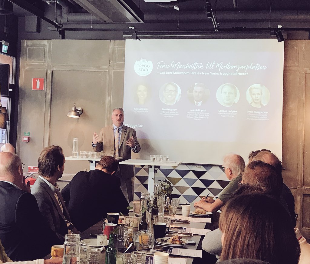 TryggareSverige's tweet photo. Joseph Nugent, fd polischef och adjungerad professor på Empire State Collage - City University of New York beskriver hur man arbetat och arbetar i New York #tryggstad https://t.co/2VPgYHswBI