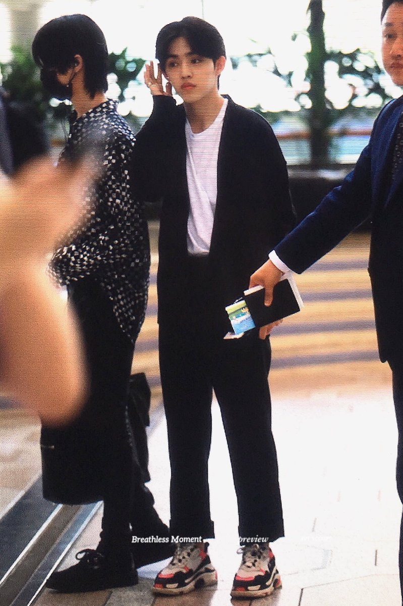egocheol's tweet photo. HIS SHOES ARE LITERALLY THE EXACT SAME I CANT BREATH https://t.co/PoGKewT2gF