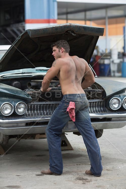 Sam had the mechanic his car. Мужчина чинит машину. Мужчина автомеханик. Накаченный автомеханик. Человек ремонтирует машину.