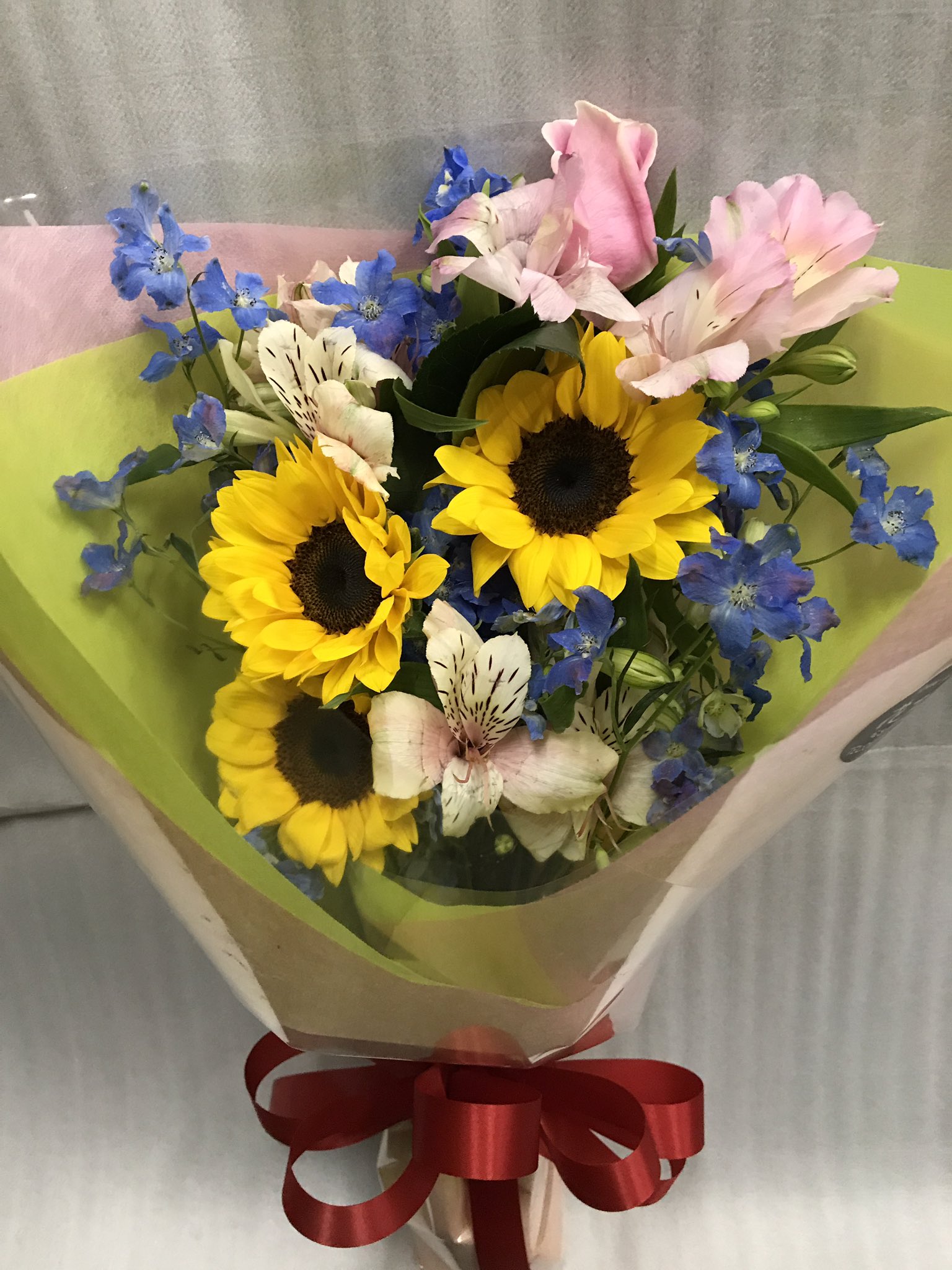 Twitter এ ﾌﾗﾜｰｶﾞｰﾃﾞﾝ花工房 本日の幸せ配達 今日のお花は演奏会の花束 ひまわりを使って元気よく製作しました 演奏会お疲れ様でした これからも音楽を楽しんでください H30 5 28 演奏会 花束 ひまわり バラ デルフィニウム ブプレ アルストロメリア