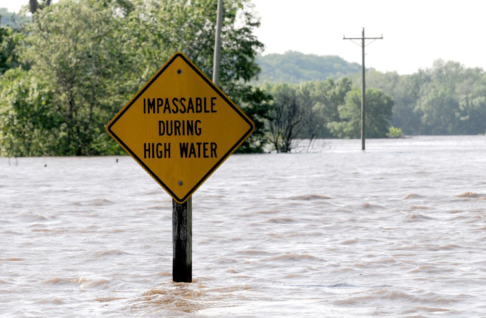 MatthewCappucci's tweet photo. IMPORTANT: For those in #Ellicot, do NOT enter floodwaters! They may contain:
— Live wires
— Raw sewage
— Hazardous waste
— Dangerous objects
— Strong currents
— Wildlife
— Disease/irritants
— Debris/shrapnel https://t.co/gutyuWOfyS