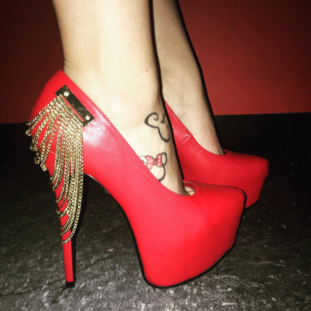 Disney_Alli's tweet photo. Today @shoedazzle’s Ebony pulls the red out of my @lularoe Amy #shoes #shoefie #shoestagram #shoesoftheday #sotd #outfitoftheday #ootd #lularoe #lularoecassie #lularoeamy #shoedazzle #highheels #highheeledshoes #pumps #redhotheels #shoelover #shoefreak #shoeporn #shoewhore https://t.co/VnpqqmF78p