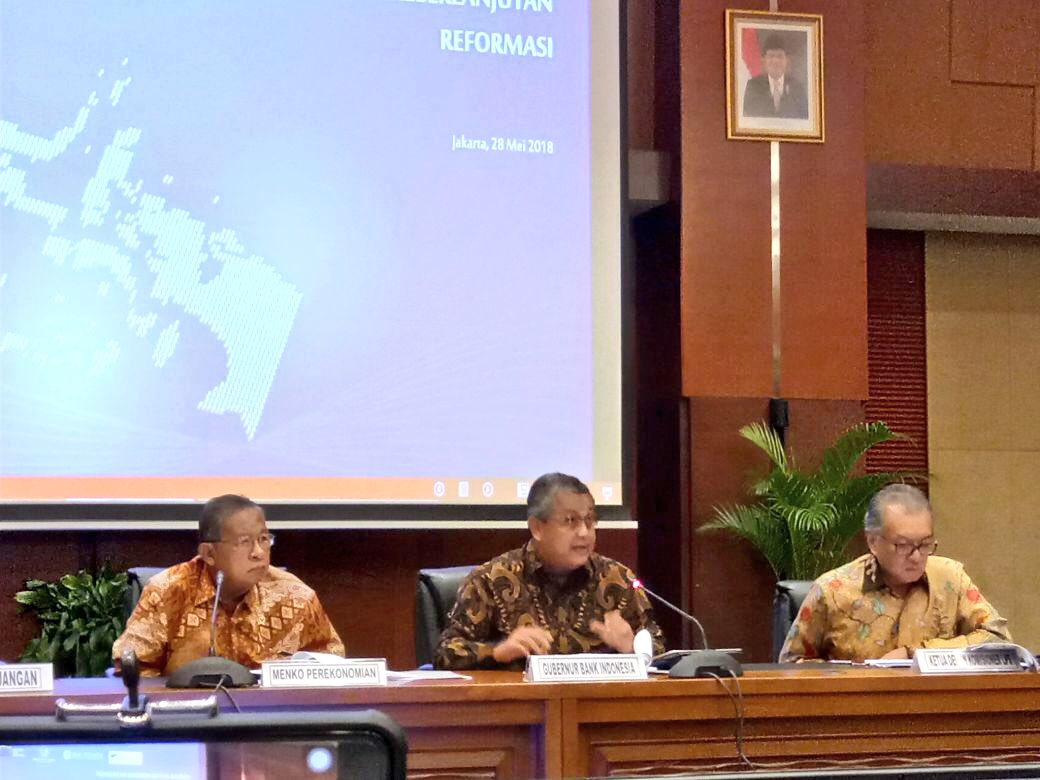 KemenkeuRI's tweet photo. #InfoKeu
Gubernur @bank_indonesia jelaskan ada 3 faktor yg menyebabkan tekanan dlm nilai tukar, yaitu rencana kenaikan suku bunga The Fed, kebijakan fiskal Amerika yg lebih ekspansif &amp; risiko geopolitik termasuk perang dagang Amerika &amp; Tiongkok

#LIVE via https://t.co/mKzRaI8sVS https://t.co/3agS6vDTJT