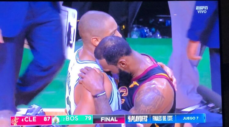 Héctor Gómez (@hgomez27) on Twitter photo El respeto que le demostró LeBron James al finalizar el partido a nuestro orgullo dominicano Al Horford pone de manifiesto la alta valoración que le tienen en la NBA.
(Foto vía <a href="/gabrielmercedez/">Gabriel Mercedes</a>)
#ZDeportes
<a href="/z101digital/">Z101 Digital</a> <a href="/ZDeportes/">ZDeportes🇵🇪</a> El respeto que le demostró LeBron James al finalizar el partido a nuestro orgullo dominicano Al Horford pone de manifiesto la alta valoración que le tienen en la NBA.
(Foto vía <a href="/gabrielmercedez/">Gabriel Mercedes</a>)
#ZDeportes
<a href="/z101digital/">Z101 Digital</a> <a href="/ZDeportes/">ZDeportes🇵🇪</a>