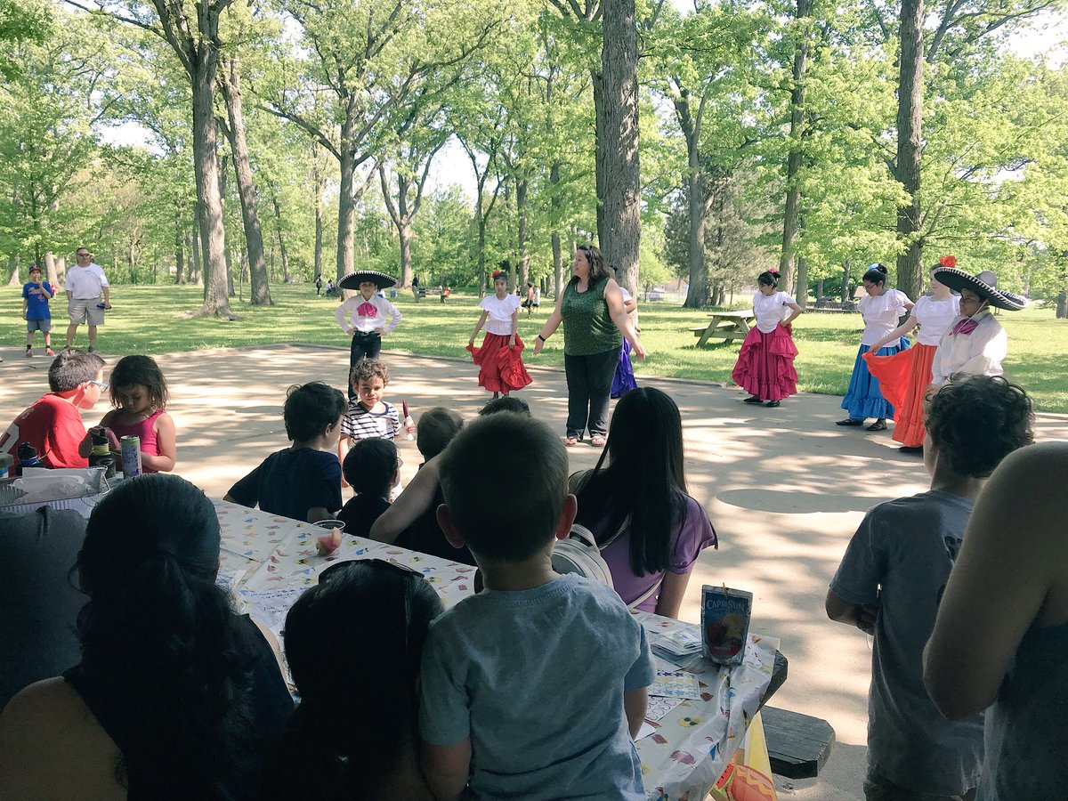 LindseyERose's tweet photo. Un día de campo para las familias del programa Dual estupendo! Gracias a los padres del BPAC por organizarlo todo y gracias @NoraBurton112 por la presentación de baile!! #orgullo112 #duallanguage112 https://t.co/lPNMMTDXa4