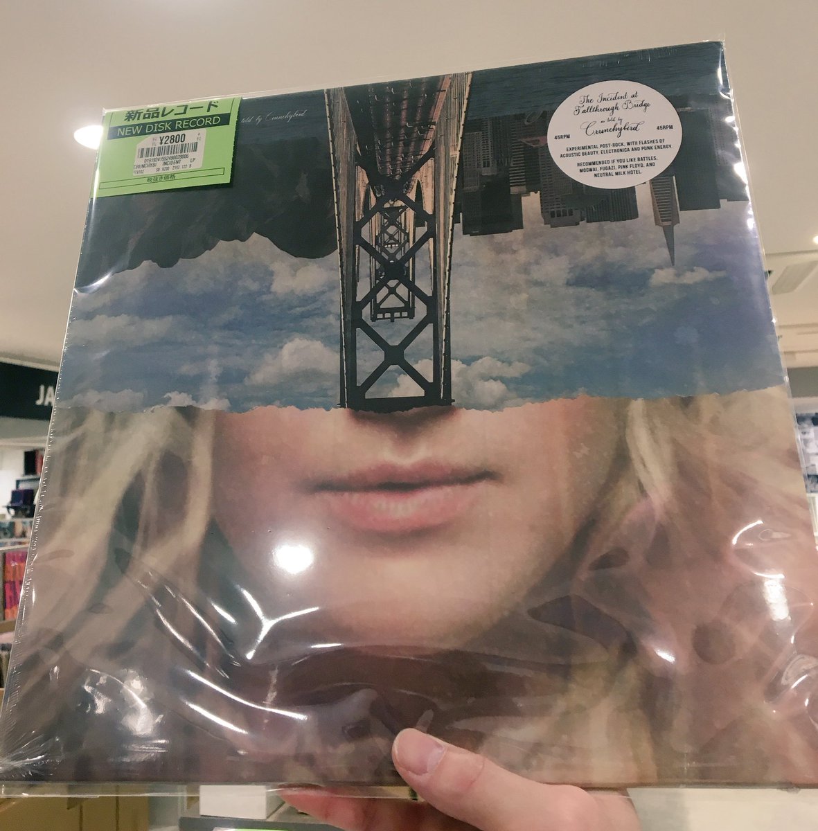 HMVrs_shinjuku's tweet photo. 新入荷！
東京で作曲レコーディング活動をしているフィリピン系アメリカ人サウンドメイカー #Crunchybird の最新作、「Incident At Fallthrough Bridge」入荷です😊
打ち込みもありのミクスチャーロックなニューサウンドは圧巻！
BATTLESやPINK FLOYD好きにレコメン🤝🔥！！ https://t.co/H0RzyeOrdp