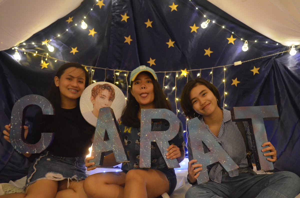 _godyedamie's tweet photo. 💫 (#KOSMOS2018) so as we entered the venue we went straight to @seventeenphil 's booth and bought some stuffs and of course enjoyed their photobooth bcs the setup is really cute 😊 (pls bear with my ugly face lol 😂) https://t.co/2S0Blfz3Cl