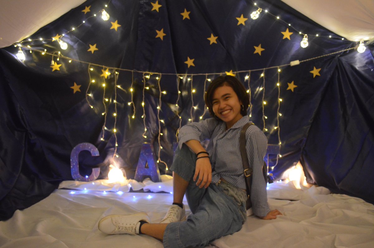_godyedamie's tweet photo. 💫 (#KOSMOS2018) so as we entered the venue we went straight to @seventeenphil 's booth and bought some stuffs and of course enjoyed their photobooth bcs the setup is really cute 😊 (pls bear with my ugly face lol 😂) https://t.co/2S0Blfz3Cl
