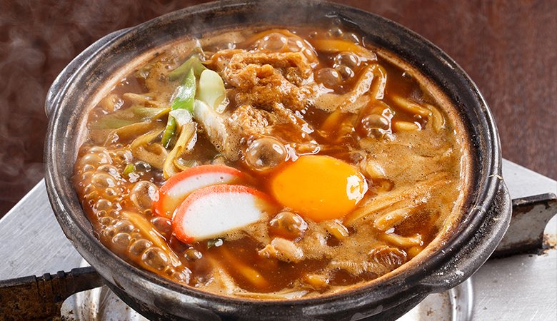 【藤井聡太の将棋めし】対局中のお昼ご飯まで話題になる彼。麺類がお好きとのことで、ひふみんさんとのデビュー戦では味噌煮込みうどんを召し上がっていました。地元グルメでファンはさらに盛り上がります！
