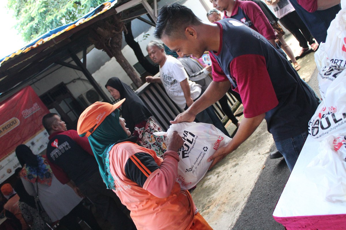 agpeduli's tweet photo. Sebagai bentuk kepedulian kepada masyarakat dlm memenuhi kebutuhan bahan pokok #agpeduli kembali melaksanakan #pasarmurahagp #pasarmurah #agppasarmurah https://t.co/kLmLlqpRFY