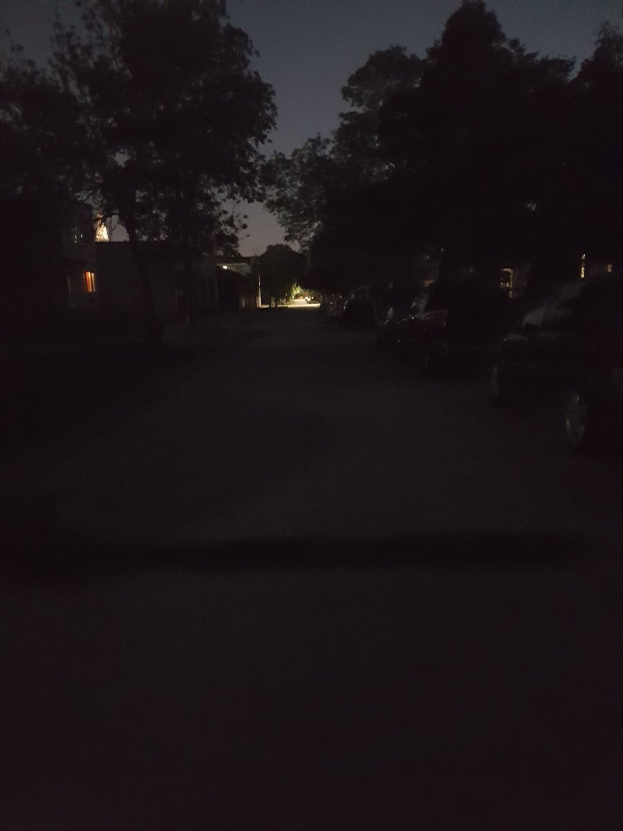MonsieurFowler's tweet photo. @winnipeg311 street lights are out on La Verendrye Street. https://t.co/aUig46Ucda
