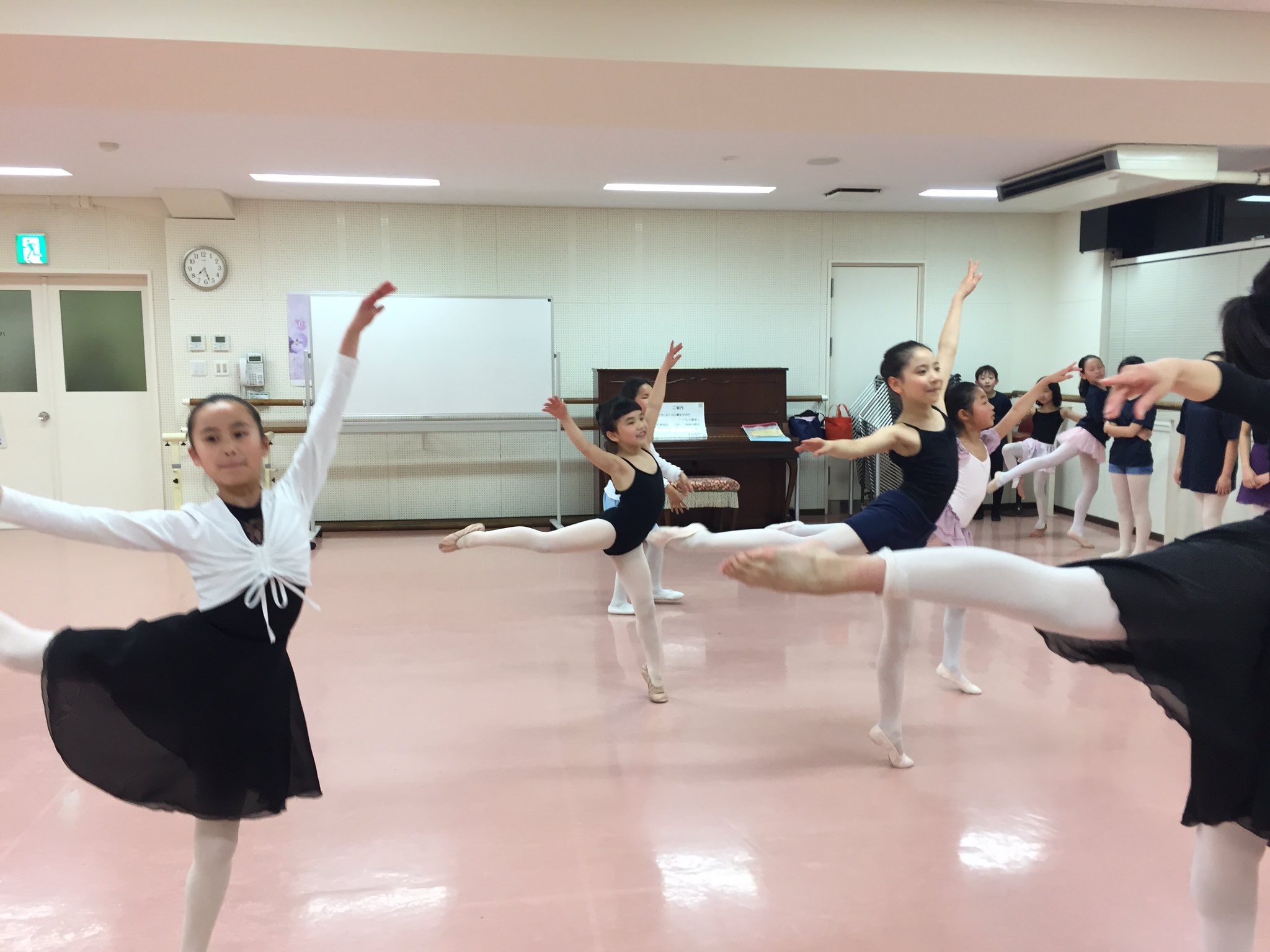 子どもバレエキューピット Twitterren 明日29日火曜は すみれレッスンです 宝塚音楽学校旧校舎バレエ室にて A 18 00 19 B 19 30 50 単発の方も是非いらして下さい 緊張感と充実感 めいっぱいジャンプやターンを楽しみましょう マリバレエ 子どもバレエキューピット Twitterren 明日29日火曜は すみれレッスンです 宝塚音楽学校旧校舎バレエ室にて A 18 00 19 B 19 30 50 単発の方も是非いらして下さい 緊張感と充実感 めいっぱいジャンプやターンを楽しみましょう マリバレエ