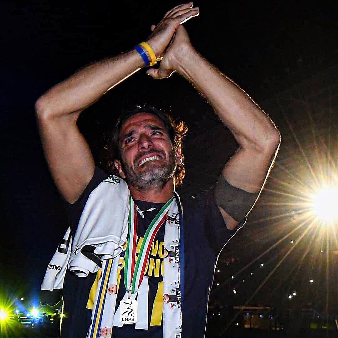 PARMAgiani's tweet photo. Kapten tim saat Parma terdegradasi ke Serie D. Dia satu-satunya yg bertahan. Terkena pemotongan gaji yang besar Dan dia kini menikmati sejarah yg mungkin tak pernah dirasakan pemain manapun. 

Saya Pensiun Bahagia berhasil memenuhi Janji saya Untuk Membawa ke #
SerieA"

#6razie https://t.co/4ak1dTZOWP