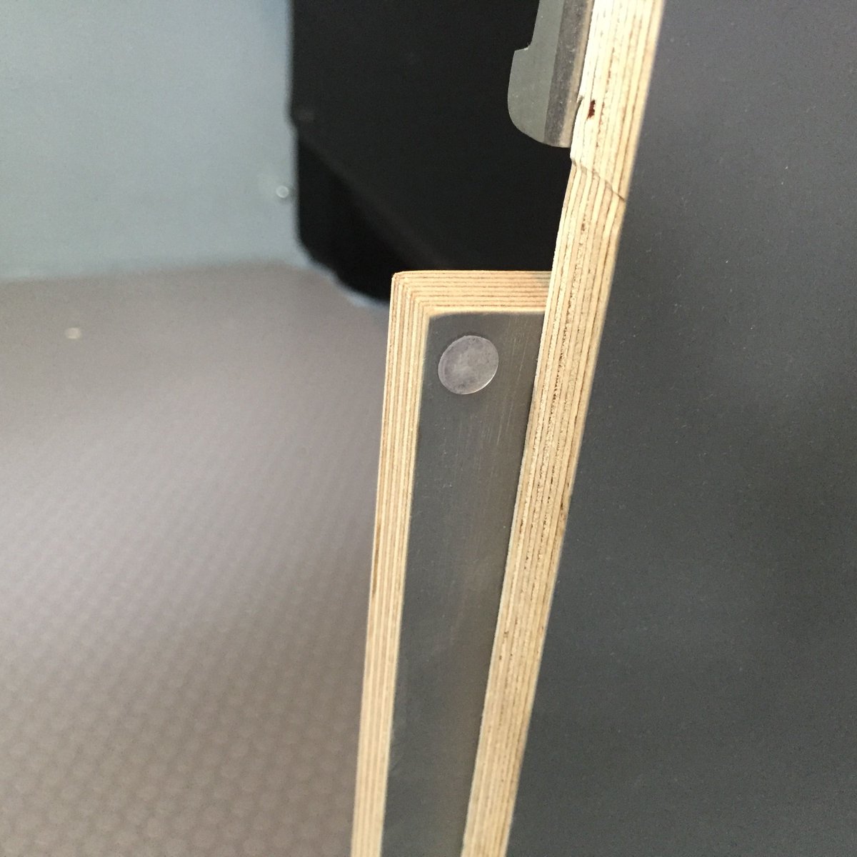 #maatwerkmaandag Bij deze Peugeot Expert hebben we de laadruimte opgedeeld in vakken. Om het vak achter de kunststof tussenwand helemaal te benutten, volgt de houten scheidingswand exact de contouren van de tussenwand #zzp #ondernemer #wagenpark #bedrijfswagen #bestelbus