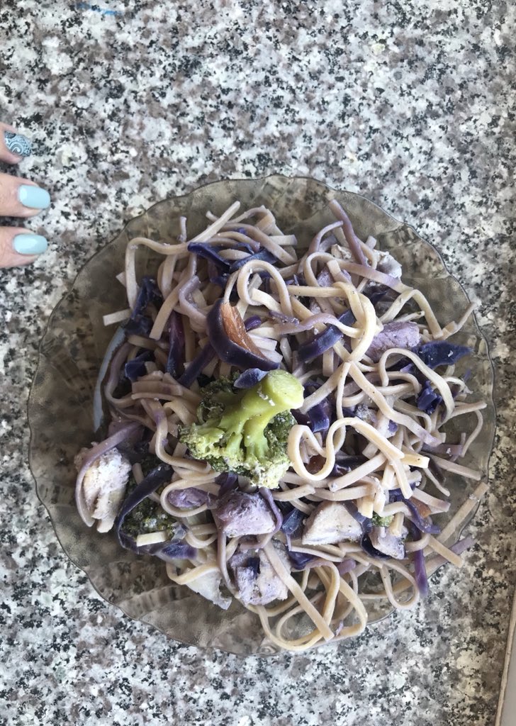 Хоолоо идсү.
Ягаан байцаа, брокли, лууван, тахианы цээж мах, бор гурил.