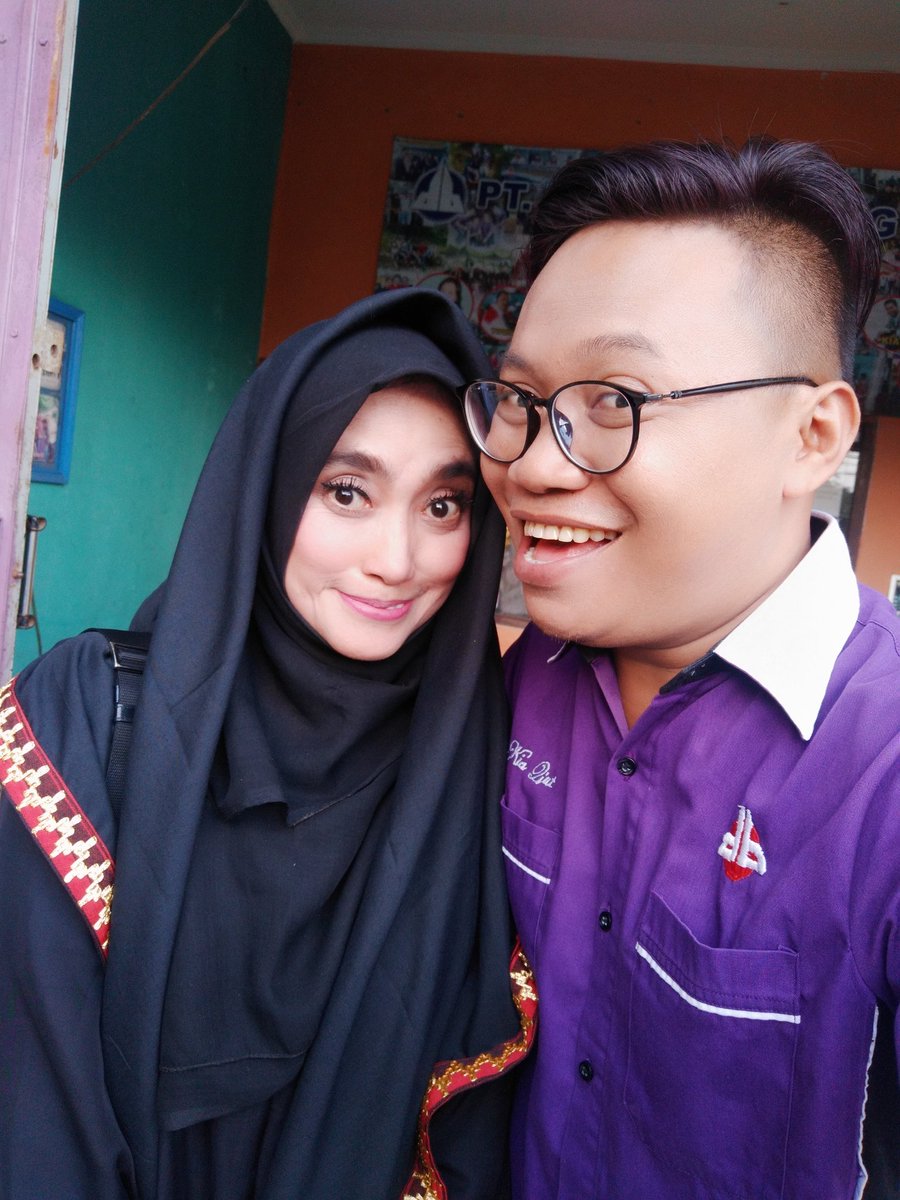 KiaHarvesya's tweet photo. With Kesayangan, Teteh Terbaik @NatashaP18 - Sebelum Melepasnya Menuju Ke Acara Bukber dan Visit Ke Radio Berikutnya #Cerita8Ramadhan #IndahnyaRamadhan #visitdenbangfmlampung #promosingle #singlereligi #doaku
Cc: @MarshalSR @SuaraMusik_ @TemansMedia @EchyCatalunya @Denbang995FM https://t.co/oLU6o4fspJ