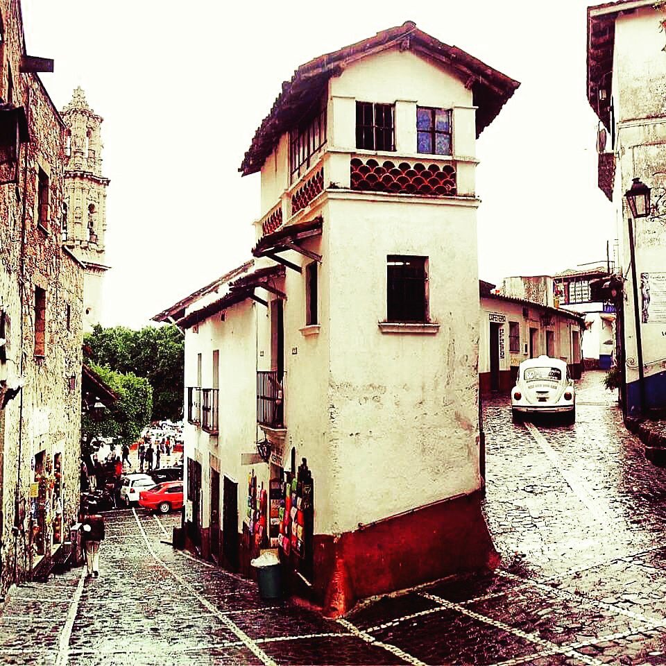 au_morales's tweet photo. Uno ahorrando con todo el sudor de su frente para ir al otro lado del charco y resulta que Italia ha estado siempre en Taxco!!! Gracias #LuisMigueLaSerie, Juanpa Zurita, Mickey y Cadete Tello por sacarme de mi error ❤️✨❤️ #LuisMiguel #LaIncondicional https://t.co/bqBj43PXTa