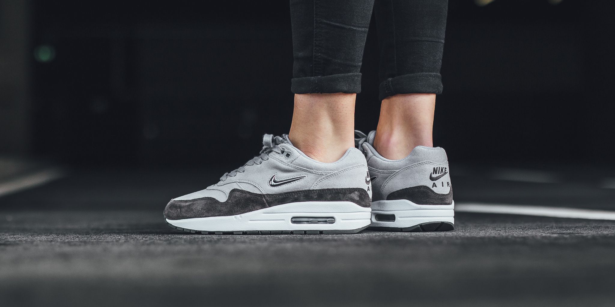 Aanbevolen majoor Rook Titolo on Twitter: "Our latest #Sale styles available HERE! 🦇🦇🦇 Nike  Wmns Air Max 1 Premium SC - JEWEL - Wolf Grey shop NOW:  https://t.co/qwLA8mt3T4 #nike #wmns #airmax #airmax1 #air #max #jewel #