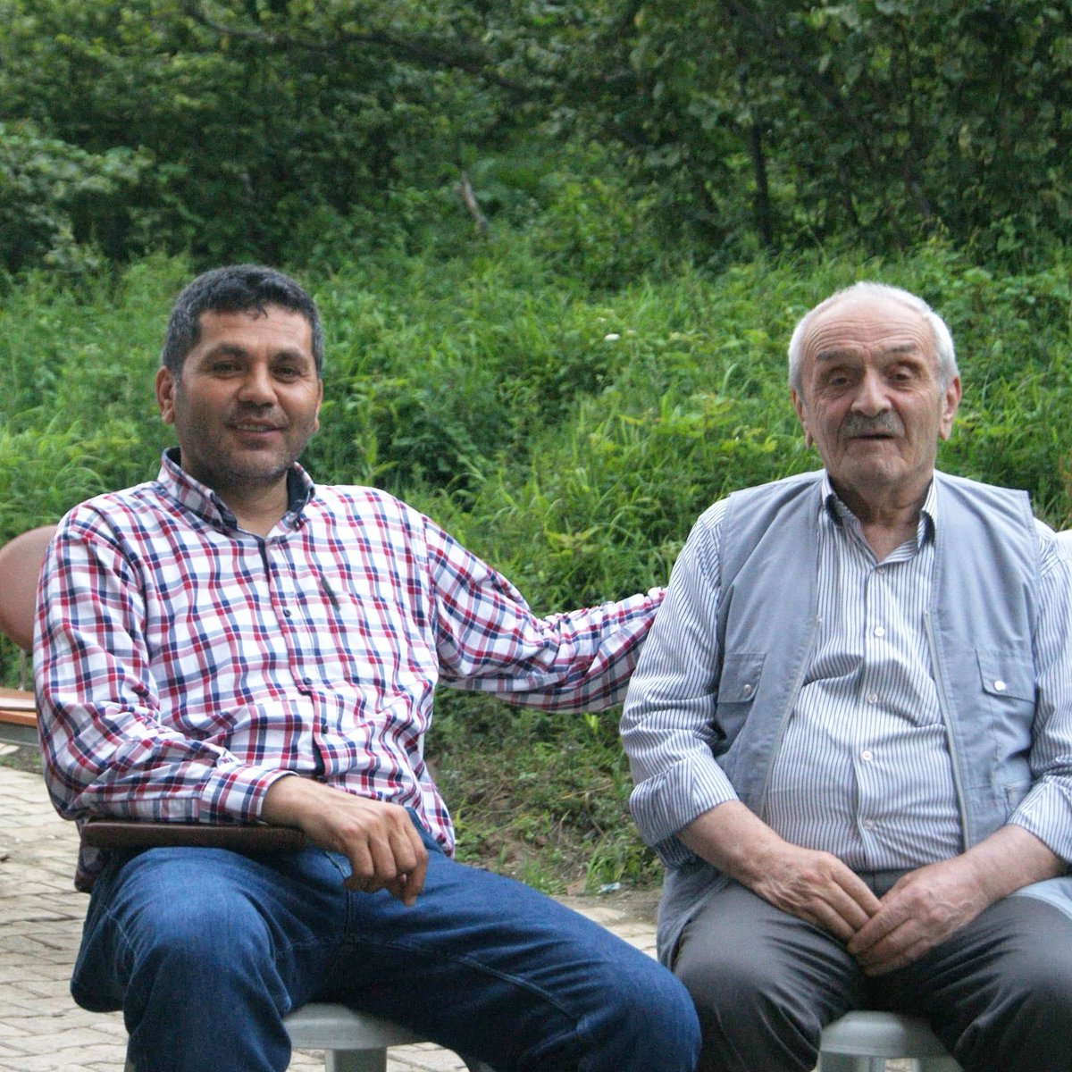 FikretBODUR's tweet photo. @trtdunbugun Giresun'un Eynesil ilçesinden mutlu haftalarınız olsun, hayırlı ve bereketli Ramazanlar... Eynesil Kalesinde ilçeye bakış ve amcam Ali Bodur'la muhabbetteyiz... https://t.co/pIAR8k1BLj