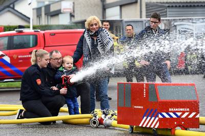 Brandweer zoekt huisvrouwen om branden te blussen dlvr.it/QVKDbF