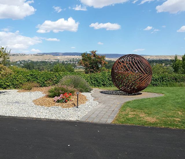 WenatcheeLoop's tweet photo. #artwork and #flowers along the #AppleCapitalLoopTrail in #Wenatchee. https://t.co/xMntykmGuY https://t.co/DdnIkBaD1A