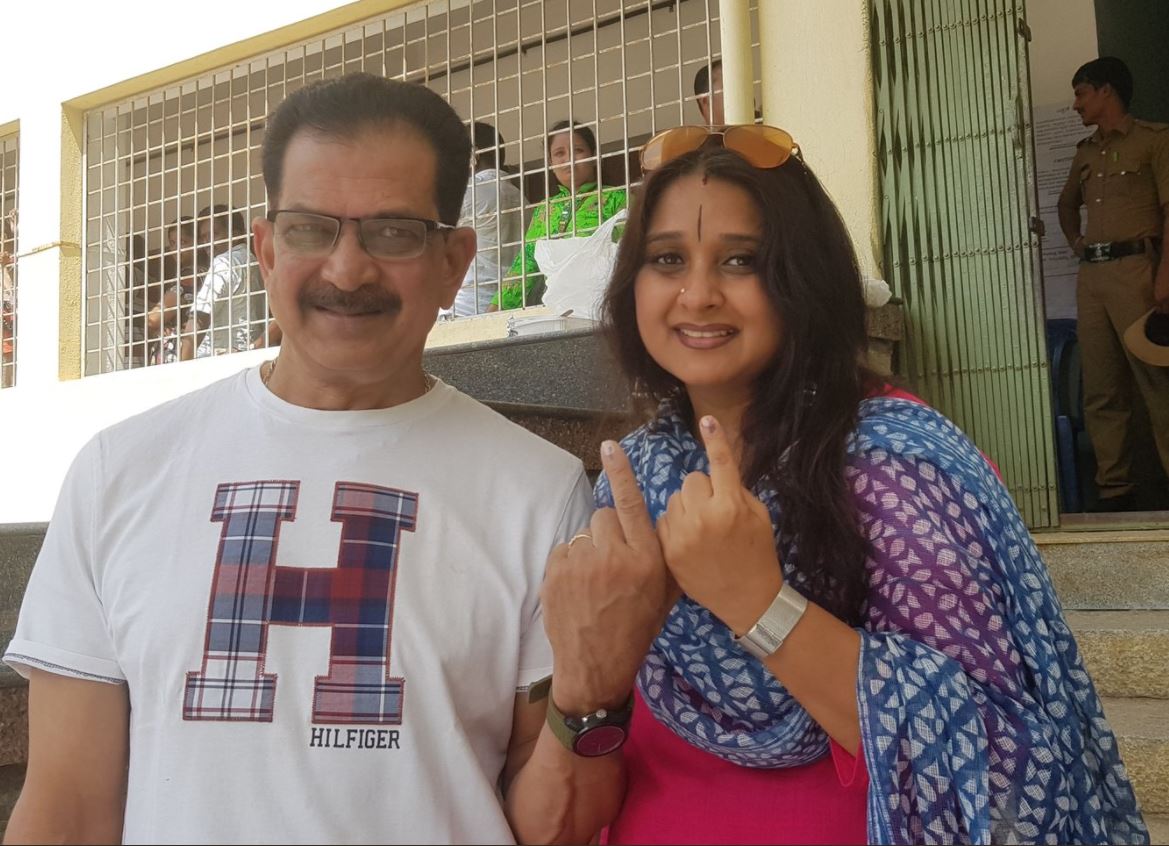 . @MALAVIKAAVINASH and Avinash just cast their vote in #RRNagar. #KarnatakaElections2018