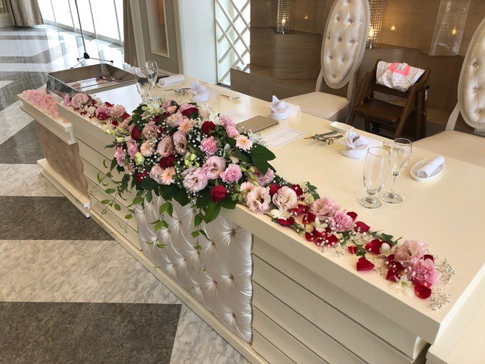 Anelli Nagaoka 結婚式をする際 ご新郎新婦様が座る高砂テーブルはどんなアレンジをしたいですか ご新郎新婦様が好きなグッズを飾るとお二人らしさが出たり お写真のようにお花を飾ると華やかなイメージになりますよね 高砂 結婚式場 結婚 結婚式