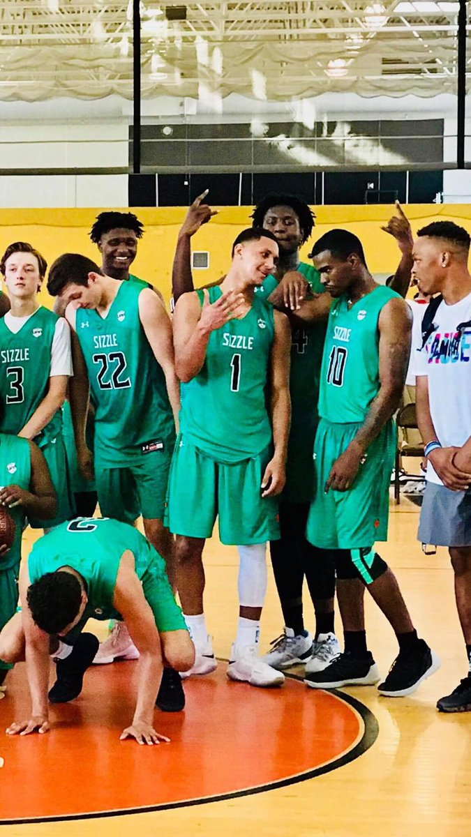 AaronAtrainGill's tweet photo. We Friends We Family We Nation 🤞🏾🙏💪🏾 https://t.co/2kdoj8g4Lq