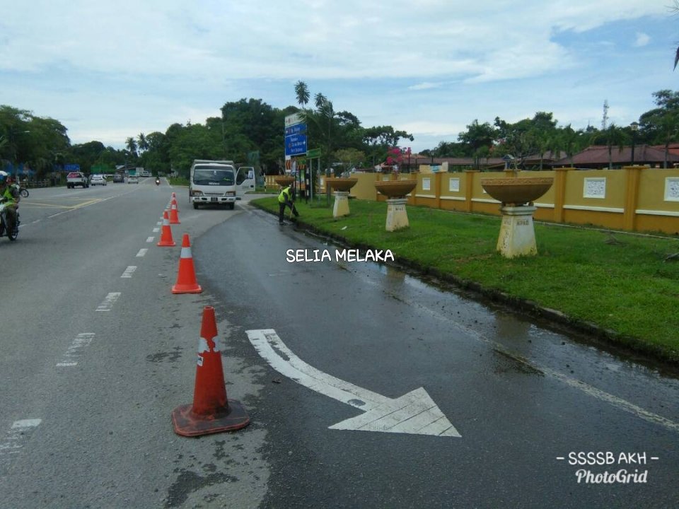 SSSSB_Melaka's tweet photo. #Ramadhan 12
28.5.2018

FT005 Jln Melaka - Lubok China
Sek. 256.60 LHS
#AlorGajah 

#TeamSelia selesaikan isu air bertakung lokasi ini

TQ Tuan JD @HafrinSalleh atas info

《Aduan Disantuni &amp; Diambil Tindakan》

#ZeroPonding sasaran kami

#SeliaGroup #ZonSelatan #MelakaBerWibawa https://t.co/cvDG6dSolA