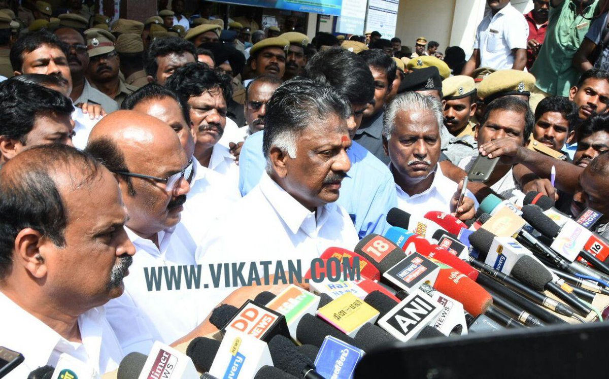 AnandaVikatan's tweet photo. "துப்பாக்கிச்சூட்டிற்கு அனுமதி கொடுத்தது யார்?- கேள்வியை காதில் வாங்காமல் நழுவிச் சென்ற ஓ.பன்னீர்செல்வம் #AnswerUsCM #ThoothukudiShooting https://t.co/iuBECJQNUm https://t.co/FqnWTbHxst