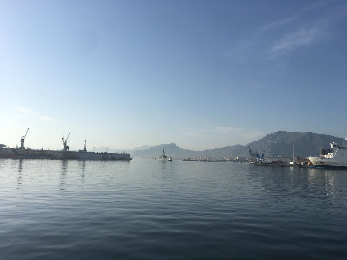 Tornano imponenti gli arrivi di #migranti nei porti della Sicilia. A palermo 599 naufraghi a bordo della nave #numancia di EunavforMed <a href="/TgrSicilia/">Tgr Rai Sicilia</a>