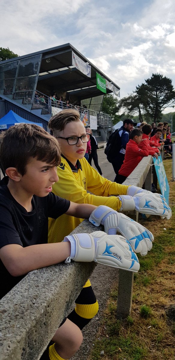 LeeSummers_1's tweet photo. Massive thanks to @KatchGK for sponsoring my two keepers.
Superb gloves !
@ibcoaching4 
@DAUGHTS @kernowkeepers @STDAYAFC1 https://t.co/OB30tI1939