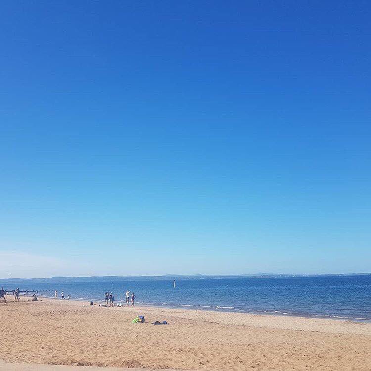 Edinburgh has it all - shopping, restaurants and historic buildings, plus beautiful beaches just minutes away from the city centre.   The sun is shining - ready to head to the seaside? Pic <a href="/yum_yum_yu/">Yum Yum Yu</a>
.
.
#edinburgh #beach #BankHolidayMonday #RadissonBluEdinburgh #portobello