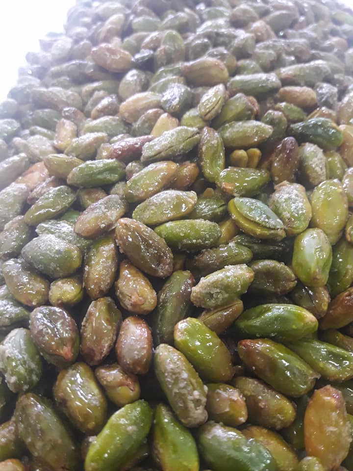 I nostri dragees al pistacchio: un lunghissimo lavoro manuale di  pralinatura e separazione,uno ad uno. Ore e ore di manodopera per quintale, un oro verde che non ha il  solo costo della materia prima ma anche la lunga lavorazione... Per le cose buone vale la pena metterci tempo!