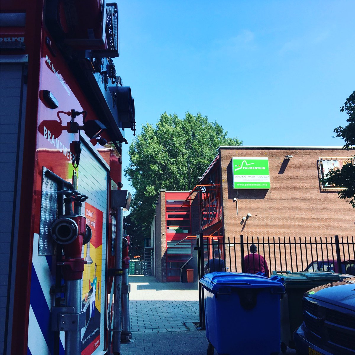 KazGnt's tweet photo. Ontruimingsoefening bij de #palmentuin, slachtoffer gered en ontruiming geslaagd. #brandweer #ontruimingsoefening #ijsselmonde #firefighter #chiefmiller #bhv https://t.co/fQWUG8JKHv