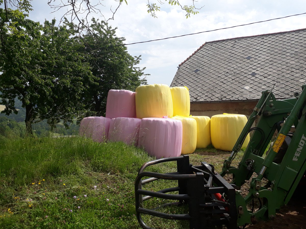 CyrilDesaga's tweet photo. quand les agriculteurs rallies solidarité et travail cela met de la couleur dans le paysage. Le rose  pour  la recherche contre le cancer du sein et le jaune contre le cancer des enfants. #agrisolidaires https://t.co/uugMUHFbRU