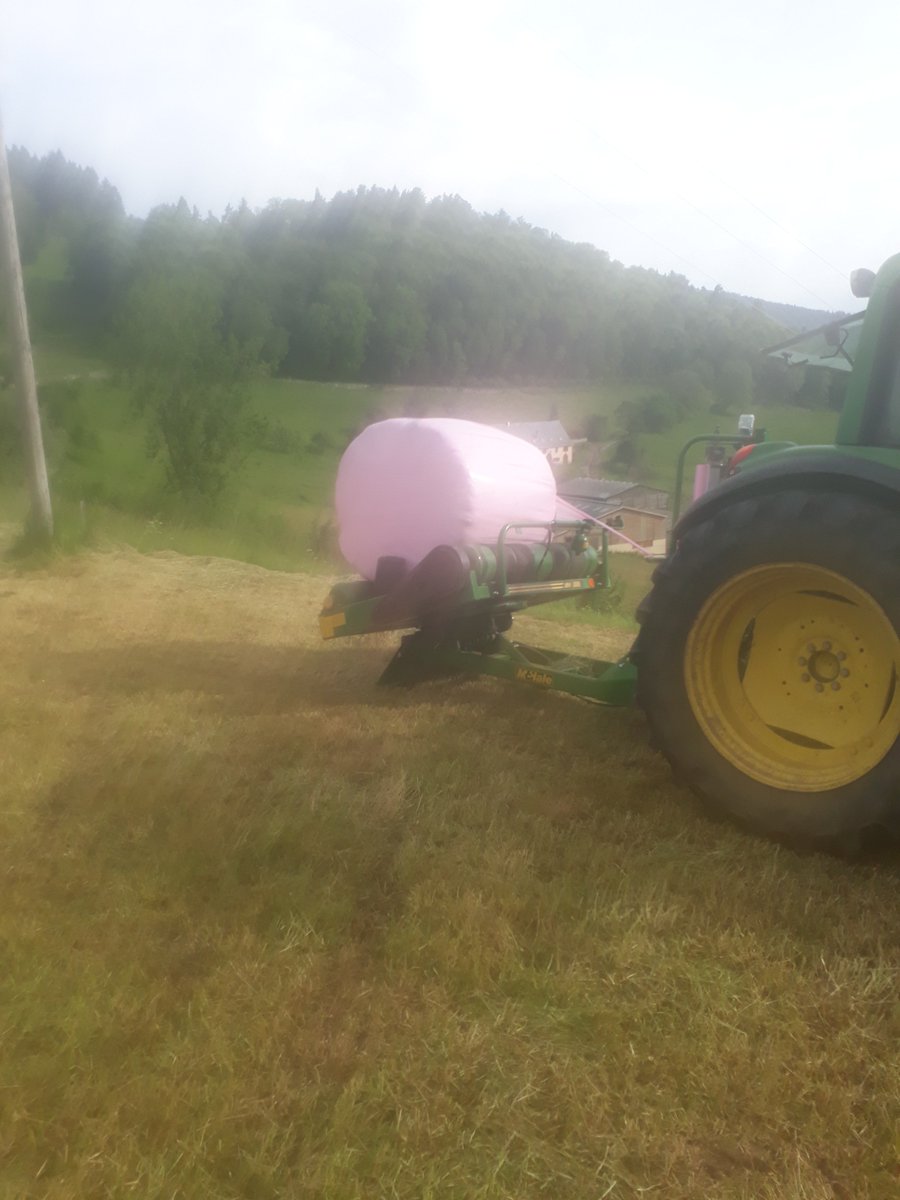 CyrilDesaga's tweet photo. quand les agriculteurs rallies solidarité et travail cela met de la couleur dans le paysage. Le rose  pour  la recherche contre le cancer du sein et le jaune contre le cancer des enfants. #agrisolidaires https://t.co/uugMUHFbRU