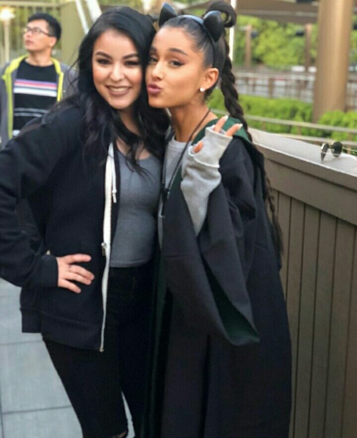 Ariana___PT's tweet photo. Fotos da Ariana com fãs ontem no Universal Studios na Califórnia! https://t.co/kAGGAh6j7P