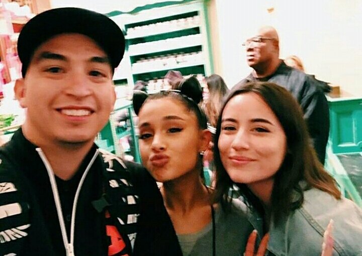 Ariana___PT's tweet photo. Mais fotos da Ariana com fãs ontem à noite! https://t.co/18gyU1QcWC